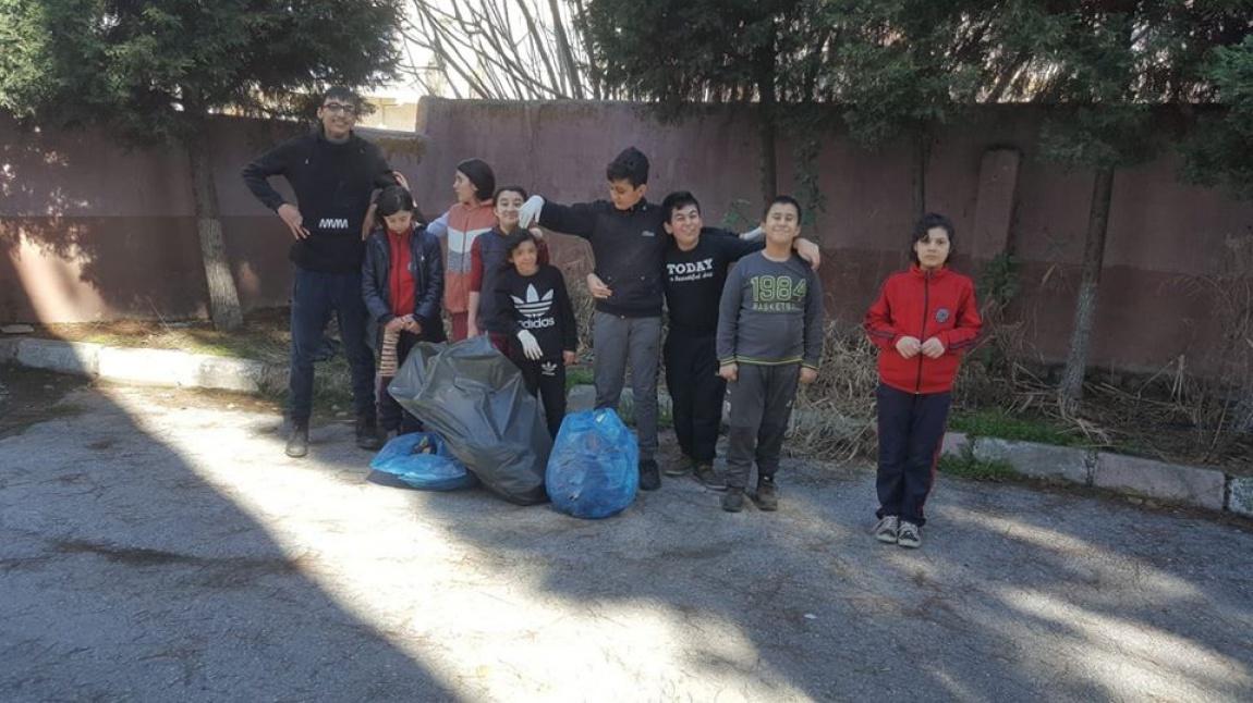 Özel öğrencilerimiz Sosyal bilgiler dersinde Çevrem ve ben konusunda çevre bilinci oluşturmak için okulumuz bahçesindesinki çöpleri topladılar.