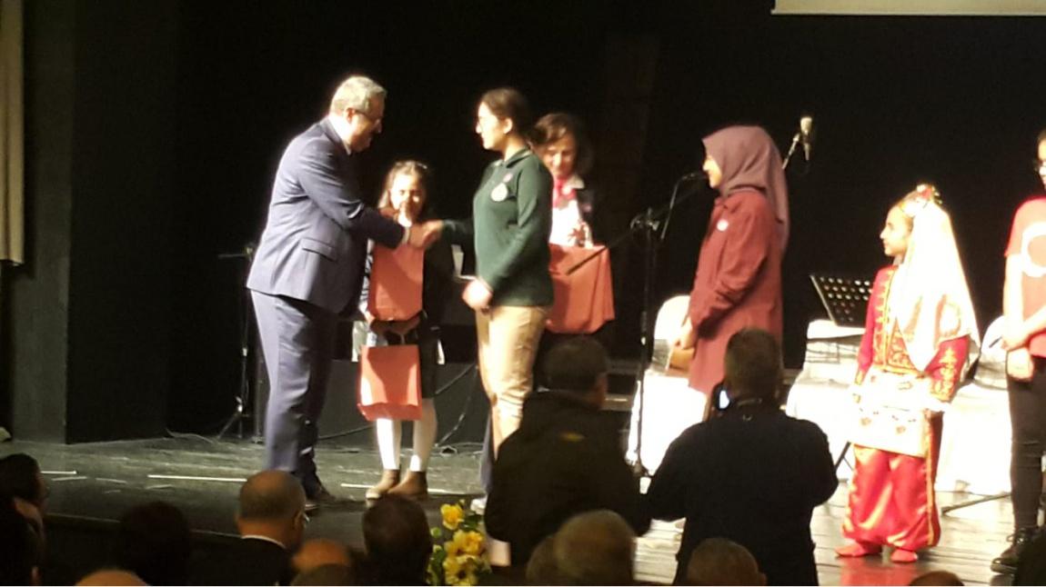 İstiklal Marşını Güzel Okuma Yarışmasında İlçe Birincisi Olan Öğrencimiz Ödülümü Kaymakam Bey'den Aldı.
